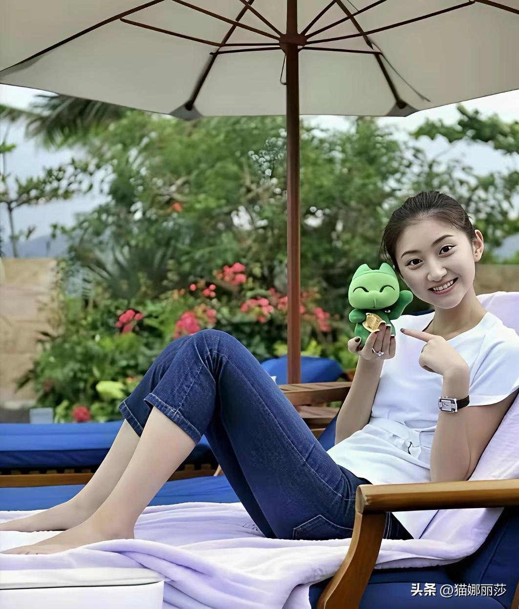 景甜真是从小美到大
认识景甜是他跟何润东演的一个电视剧
觉得这样一个小美女和何润