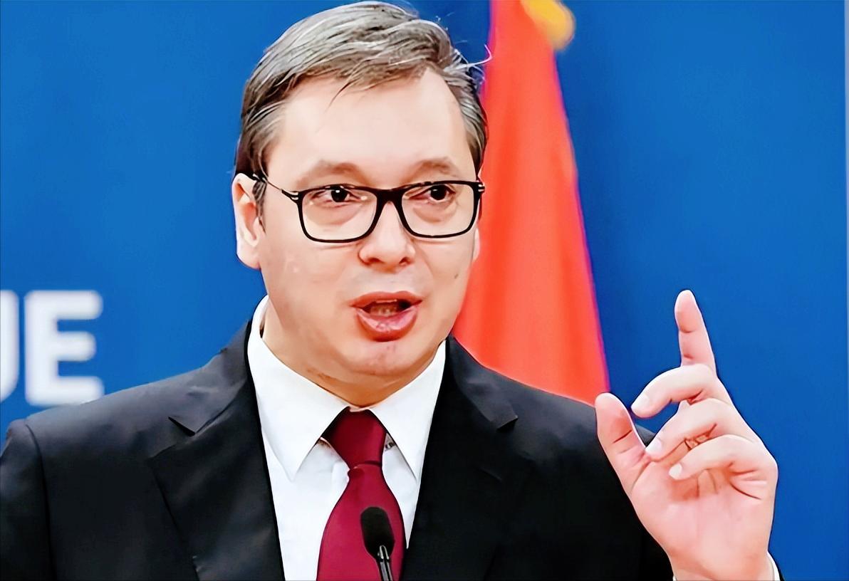 最近塞尔维亚彻底被欧盟拿捏住了，就因为年初议会改了个和法官、检察官相关的规矩，不