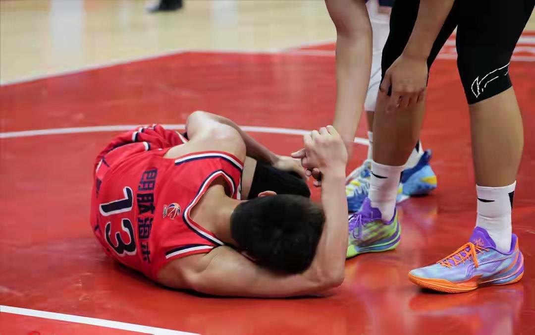 郭艾伦前交叉韧带断裂：篮球生涯遭遇严峻危机，前路挑战几何？

2026年3月5日