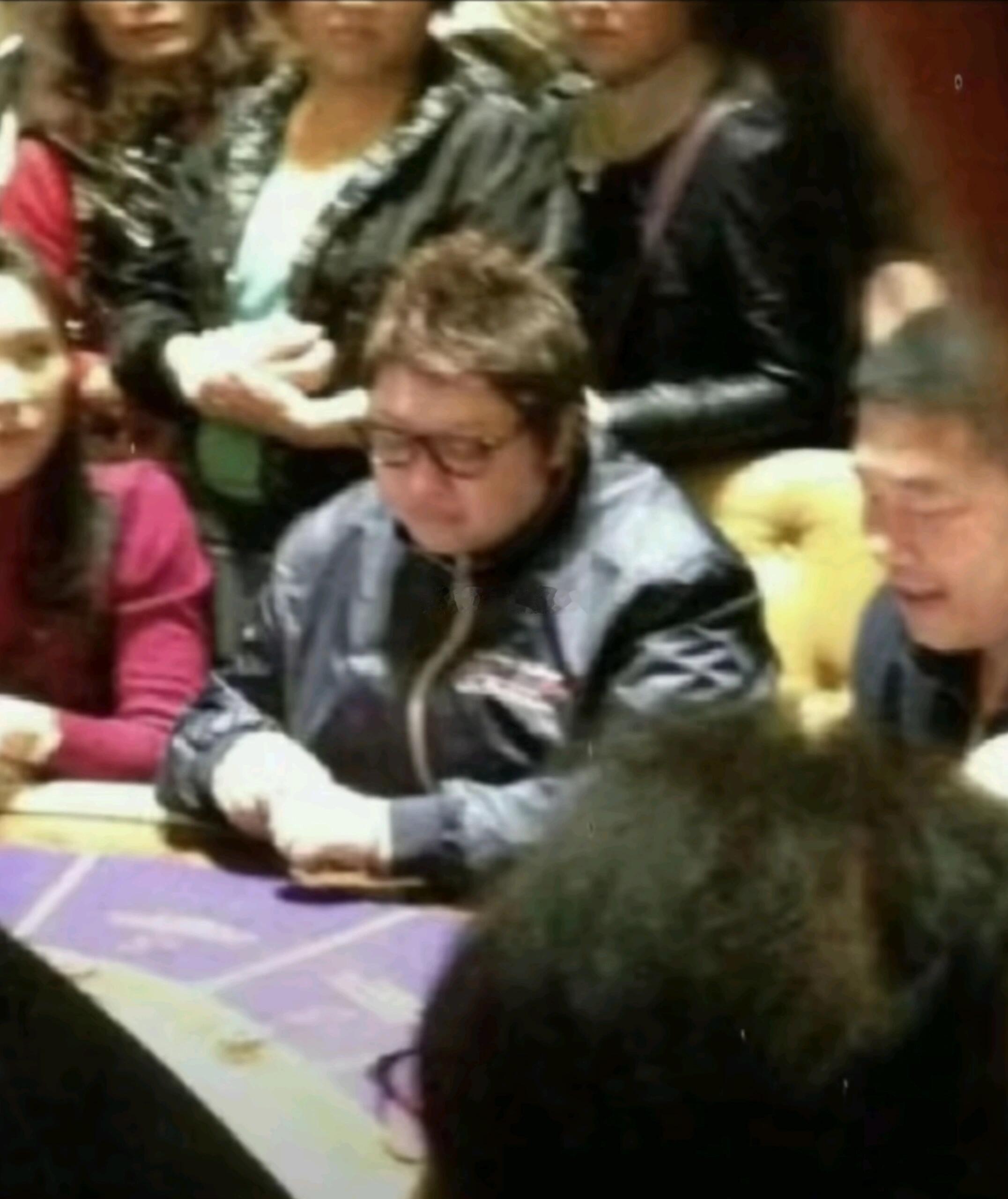 韩红这是在赌场还是玩德州扑克？ 