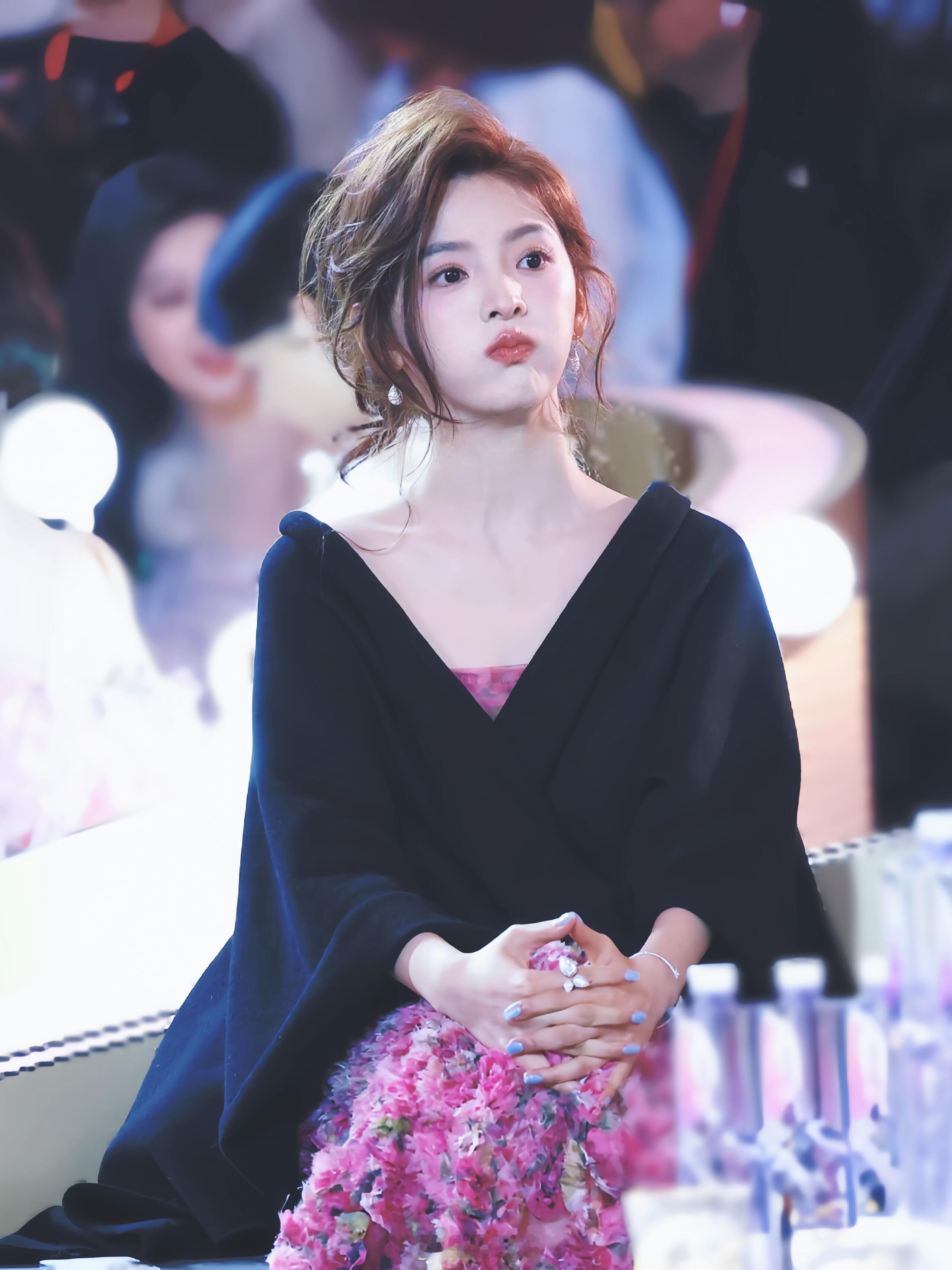 这可以说是楠楠的最美妆照没有之一🥰 章若楠[超话] ​​​