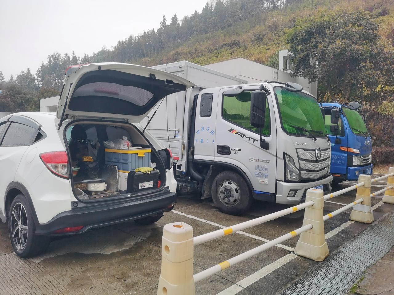 在后备箱煮早饭，旁边两个小货车的女司机过来搭讪。一问才知他俩是夫妻，各开一辆车跑