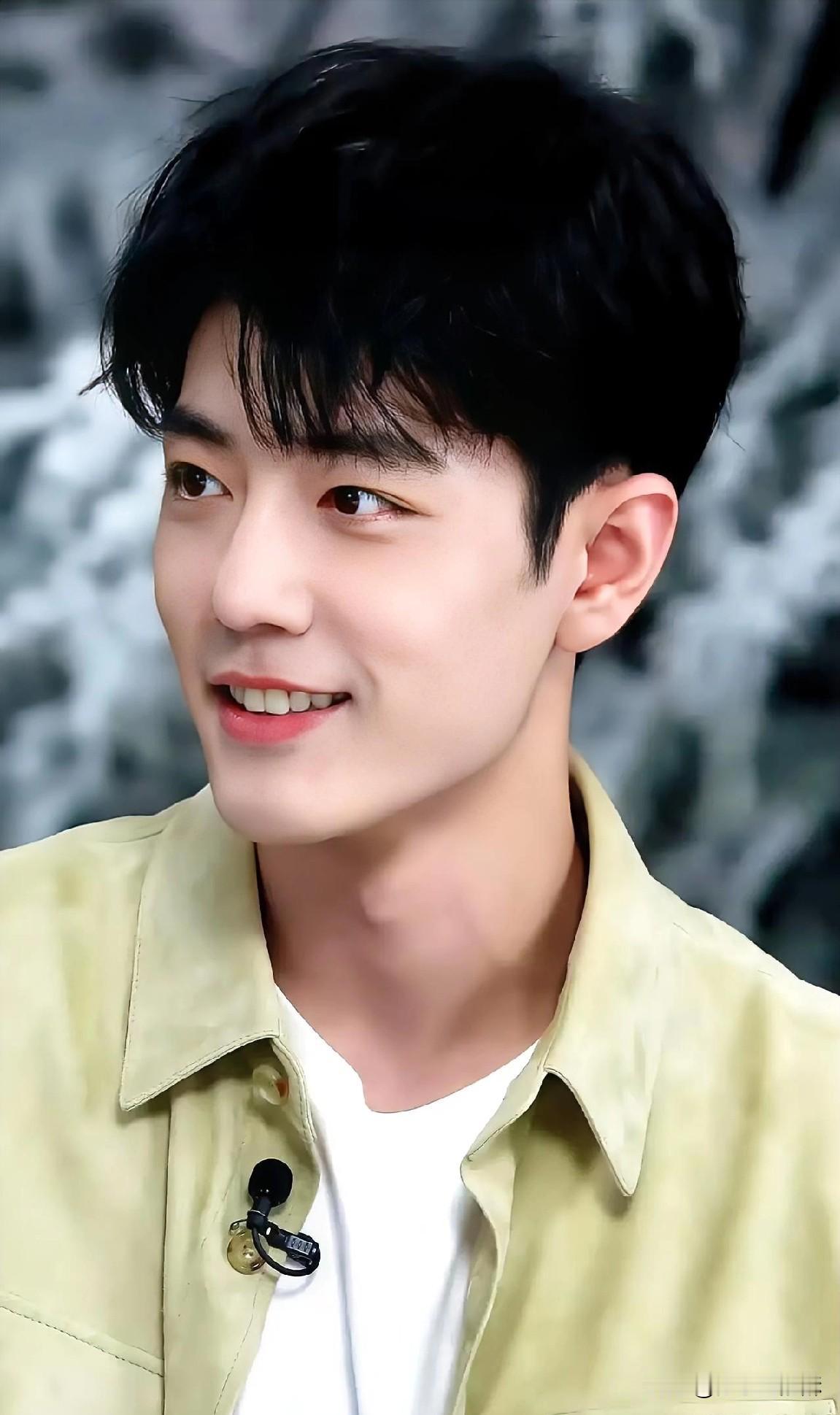 看看人家凭啥是顶流
就这敬业态度
肖战也是当之无愧
 
肖战今天刚出剧组，就马不