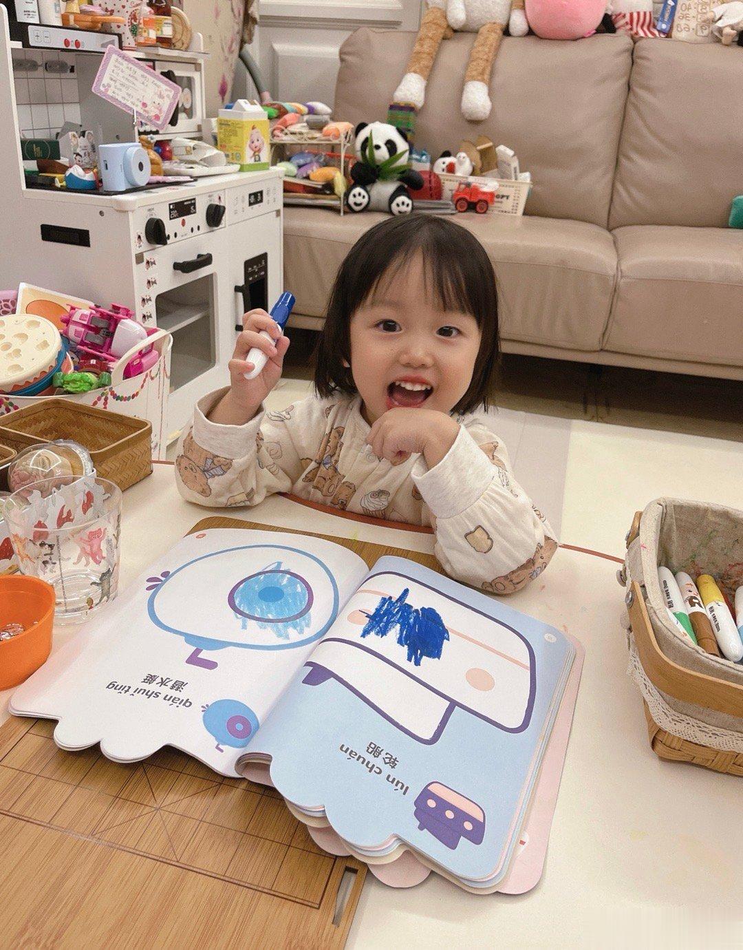 我带会儿娃，狗狗帮我带会儿。岛岛越来越像我，逐渐没有耐心[哈哈][哈哈][哈哈]