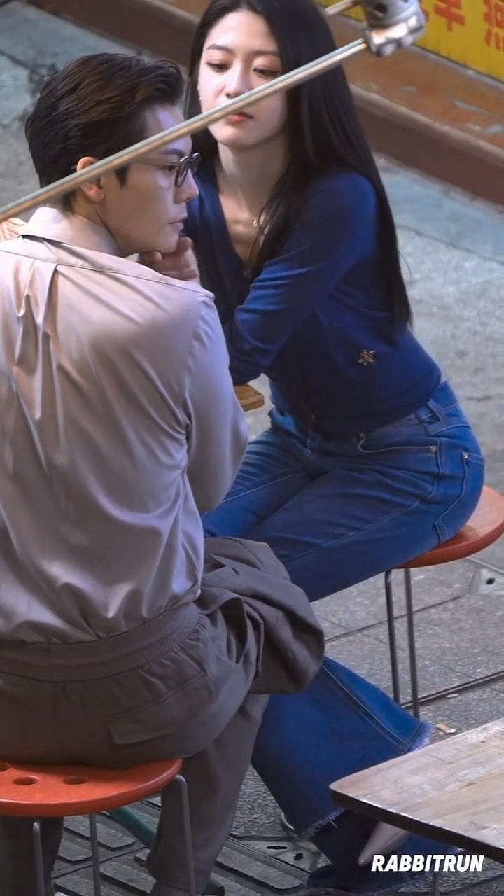 陈伟霆新剧王志诚非传统意义上的正派人物，是医生，听说剧里好几个女友，不得不说伟霆