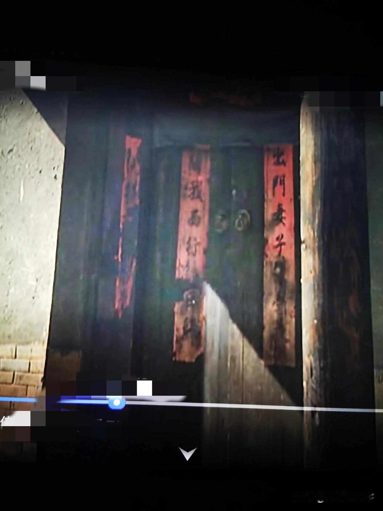 98版《水浒传》武大郎大门残缺不全的春联！剧中可见残破字，上联为出门妻子，下联为