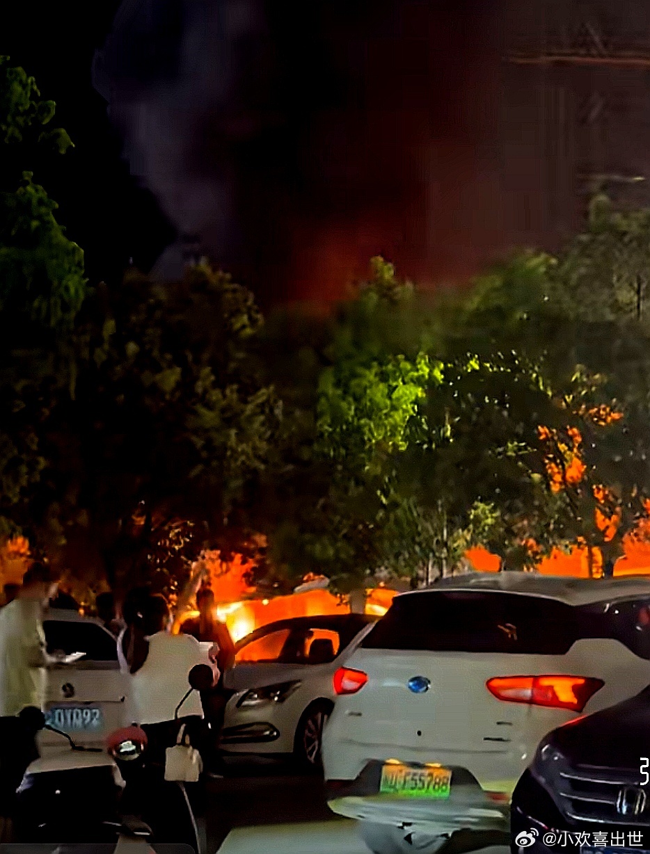 电车充电桩着火了 