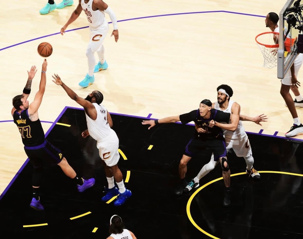 湖人队三月份的防守表现：❌ 布伦森 — 19投8中 & 7次失误❌ 爱德华兹 —