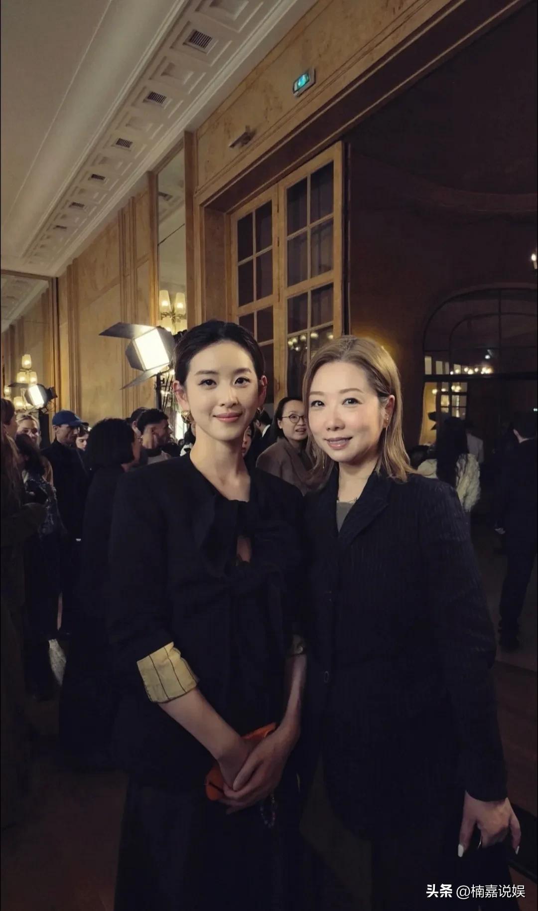 章泽天现身巴黎时装周看秀，原生镜头下的她，毋庸置疑的美啊！
她扎着低马尾，化着淡