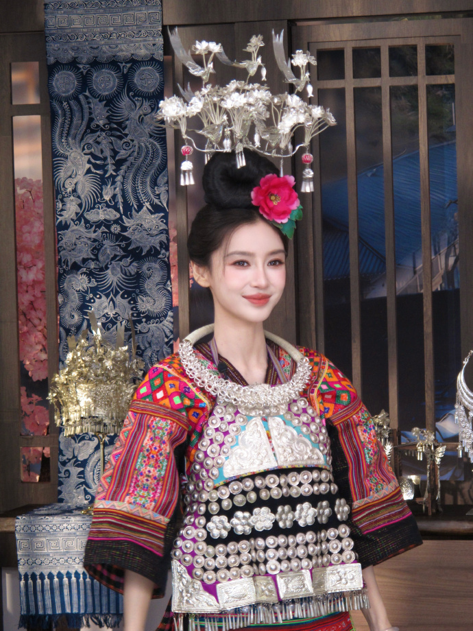 angelababy今天是苗寨女孩  angelababy苗族妆造美成啥了  苗