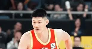 25-26赛季常规赛第十一轮，上海男篮主场迎战卫冕冠军广厦。首节双方战平，此后上