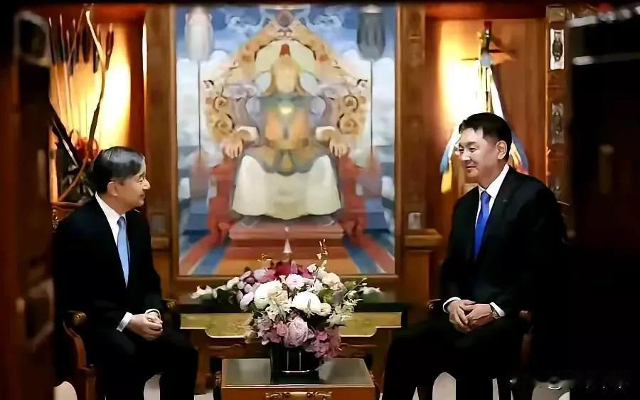蒙古国在接待外国元首时，摆放双方国旗的位置与他国不同，国旗摆放在蒙古包门口两边，