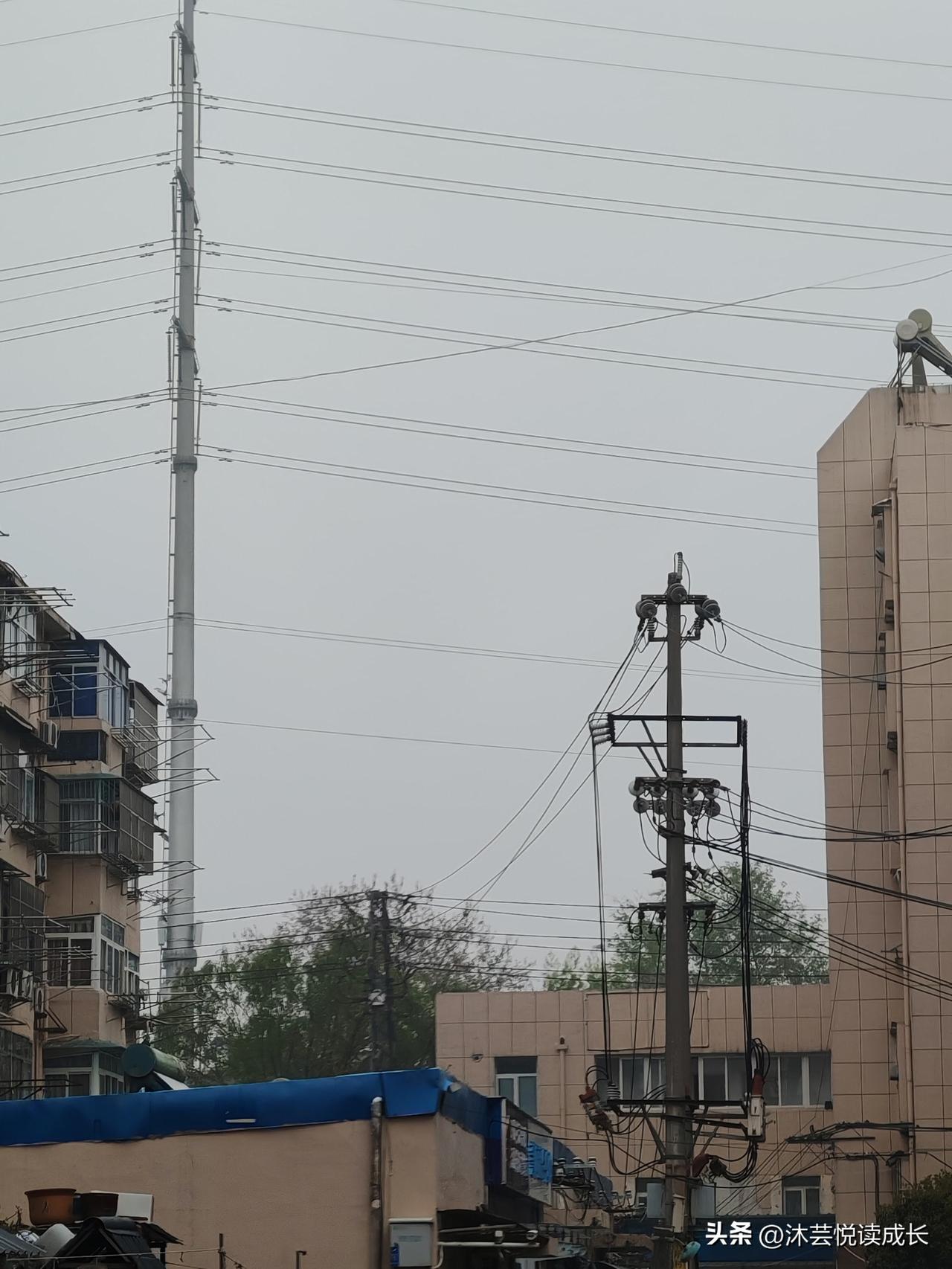 今天刷到这个话题，心里挺不是滋味，跟大伙说说大实话。
 
很多人都说，人老了没钱