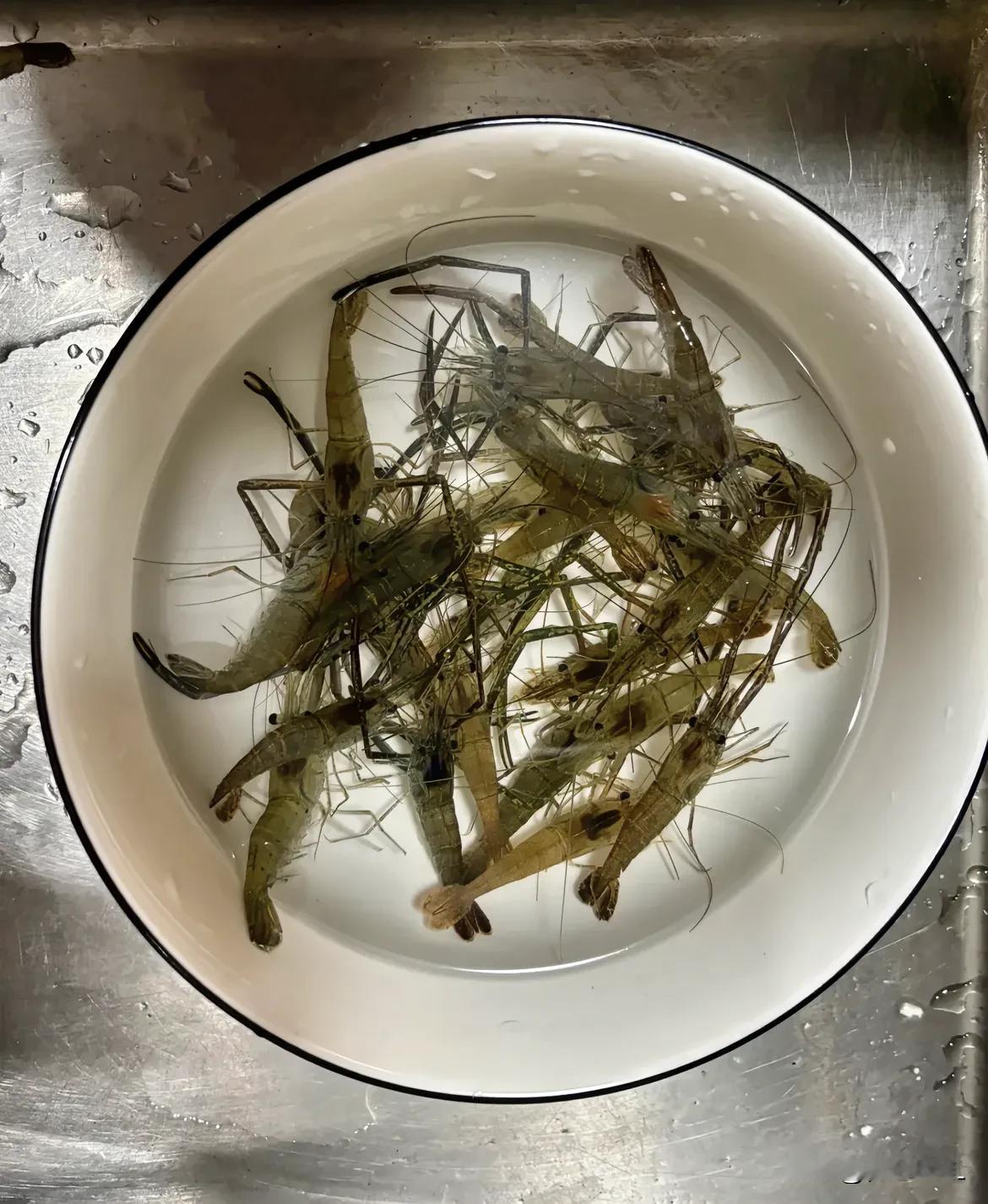 河虾一斤120，这么几只37块，好划算呀！女儿想吃基围虾，奈何怕有激素，到菜市场