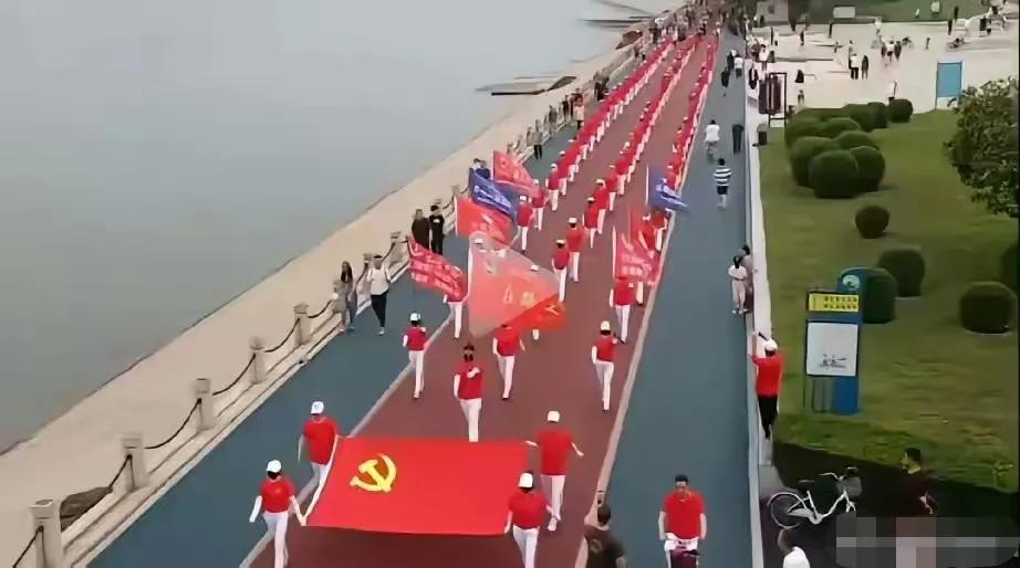 太过分了，脑袋有问题，就可以胡作非为？辽宁某地暴走团竟然用这面旗帜开道，这不是公