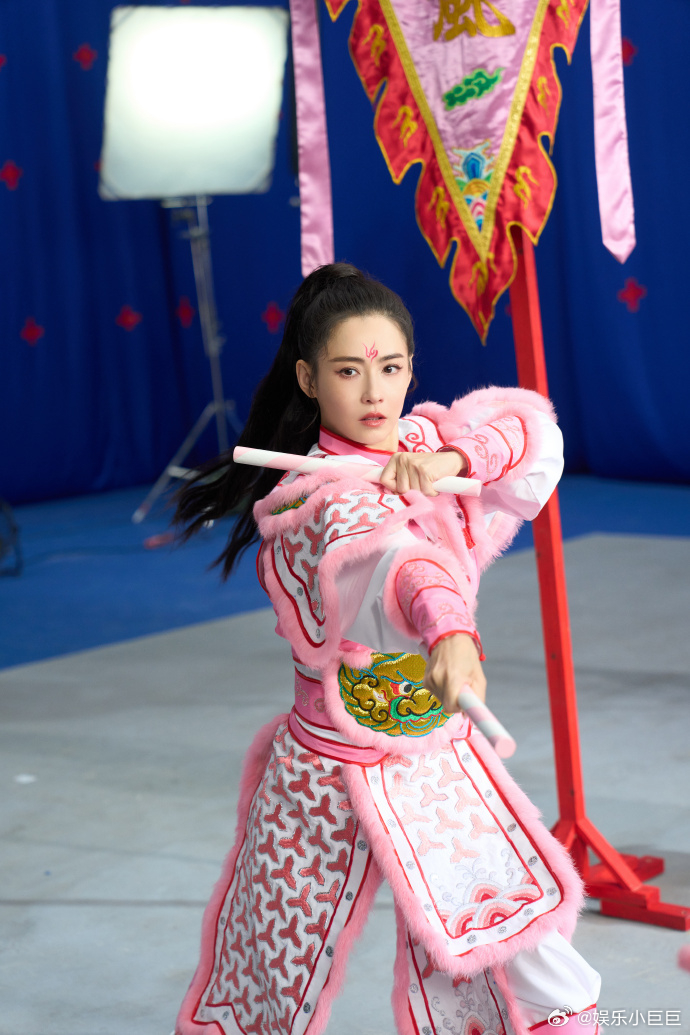 张柏芝被英歌舞小孩姐帅到 张柏芝放下身段学英歌舞，不仅被小孩姐帅到，也让大家看到