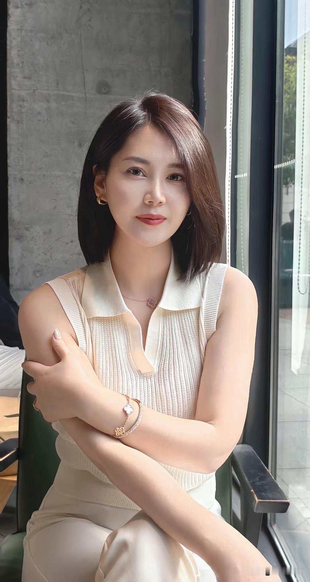 咖啡香里挑心仪，白裙小姐姐的精致日常，治愈系满分！
