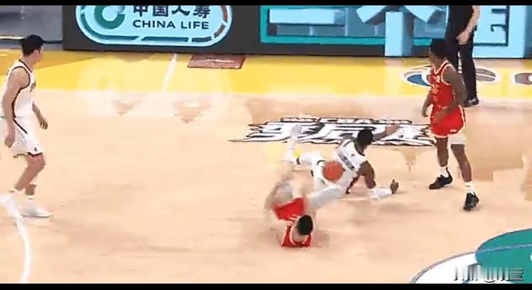 胡金秋伤退！
浙江广厦2-1晋级四强，代价却难以承受！

浙江广厦91-67大胜