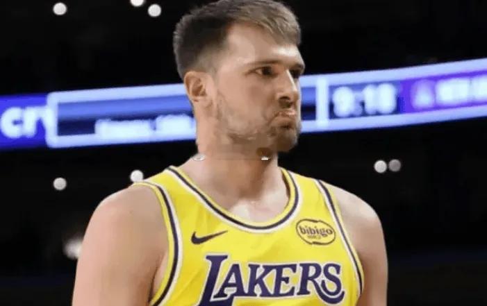 11月20日讯 NBA常规赛，独行侠111-113不敌尼克斯。过去11场比赛，湖