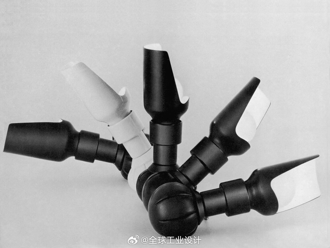 Model 600 灯Model 600 灯立在一个球形物体上，球形物体上覆盖着