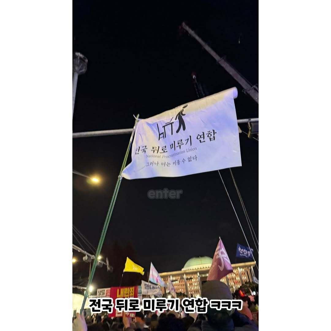 韩国街头协会抽象艺术大赏，这次弹劾尹锡悦它们立了大功，这些抽象的韩国协会起了不小