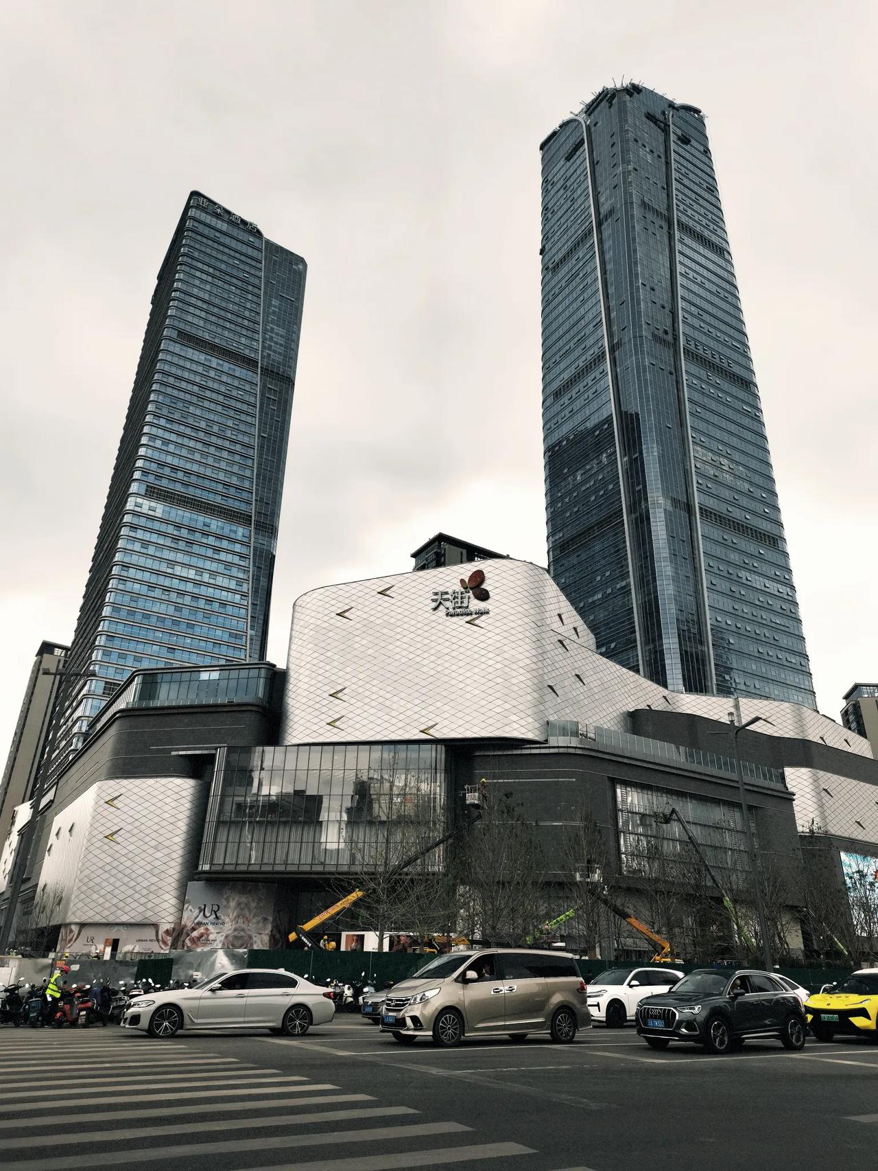 昆明第一座天街龙湖时代天街在做倒计时开业的最后冲刺。外墙从写字楼到商场的外墙都在