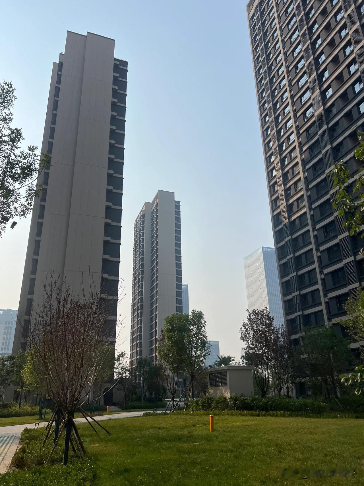 西安城市界面更新跑出高新速度

走进高新三期隆泊城小区，该小区是

高新三期兴隆