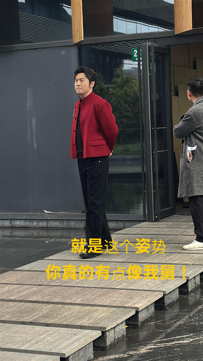 偶遇雷佳音在街头跟路人唠嗑  一切暂停我也要去上海偶遇雷佳音！我上哪找这么好的老