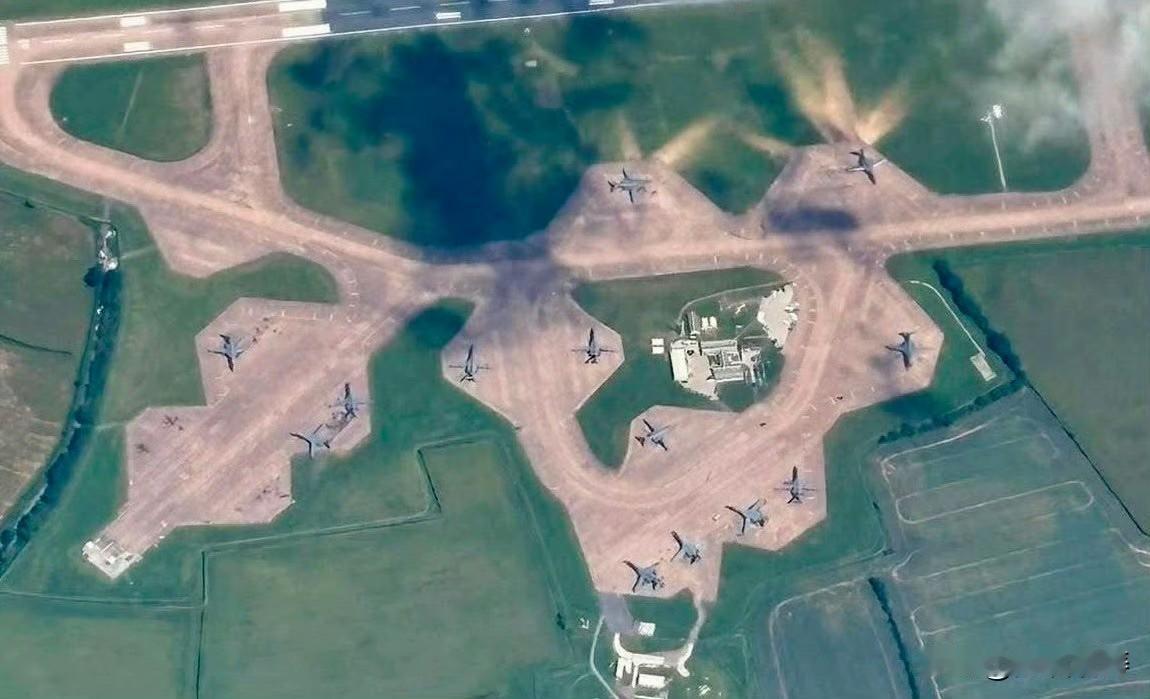 一支美军已经倾尽全力的美国空军重型轰炸机编队仍前沿部署在英格兰，以支持针对伊朗的