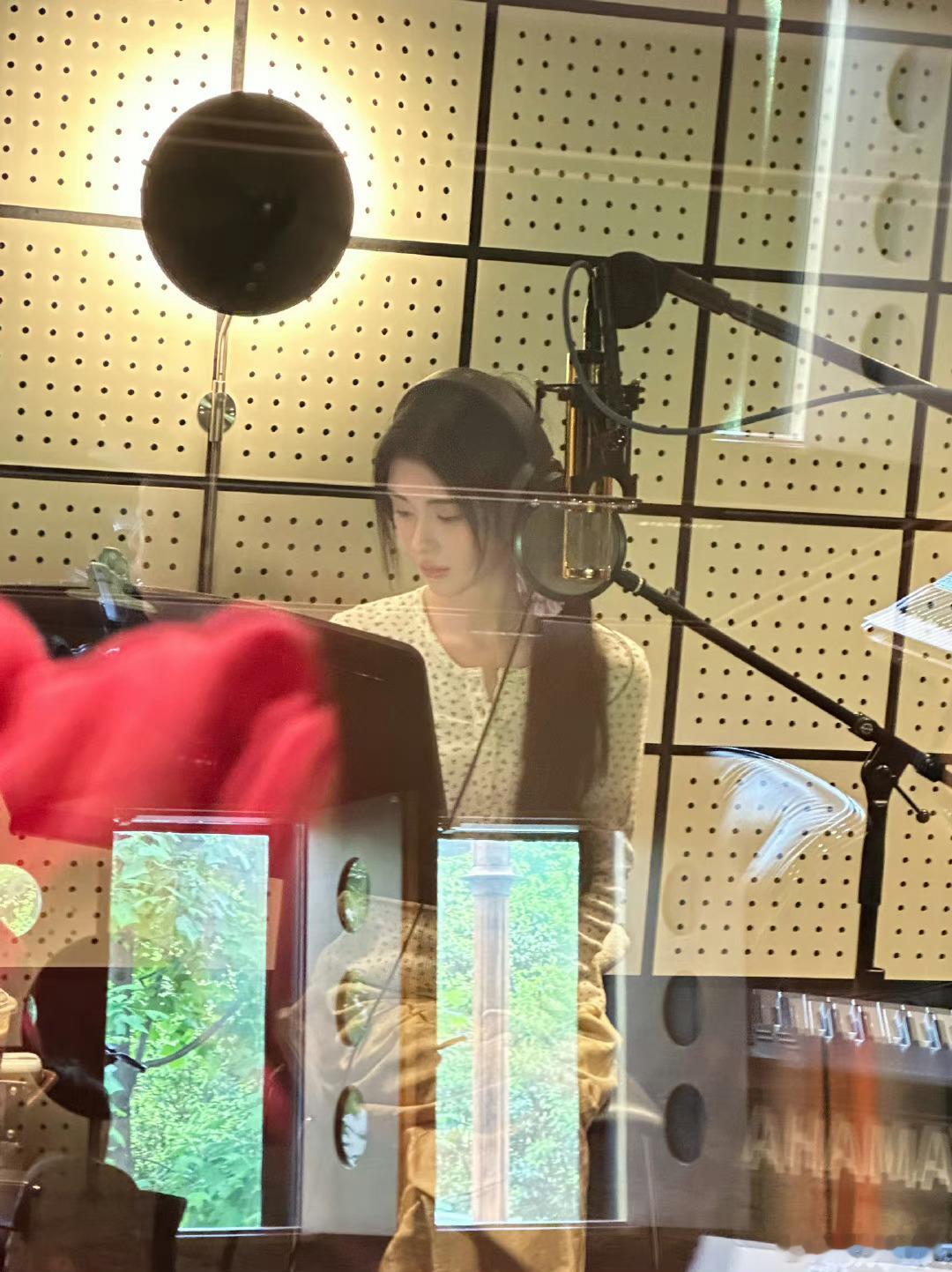 #鞠婧祎杀回录音室了##鞠婧祎录音室# 鞠婧祎工作室今日份更新🈶这是有新歌了吗