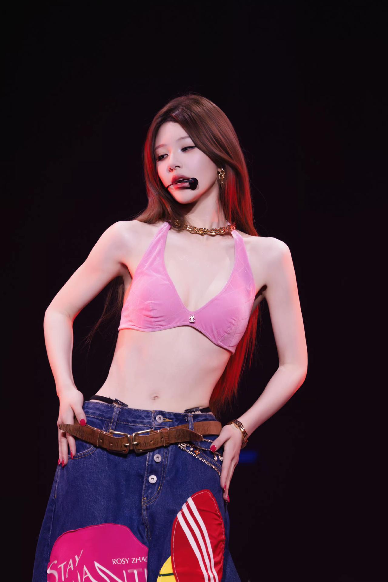 赵露思 内衣外穿 演唱会造型 


每一步的回望都自带淬炼的锋芒，所有过往都化作