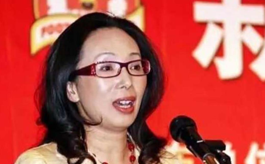 2014年，身价95亿的女富豪戴秀丽打开了一瓶9000元的红酒没喝完，竟因此就被