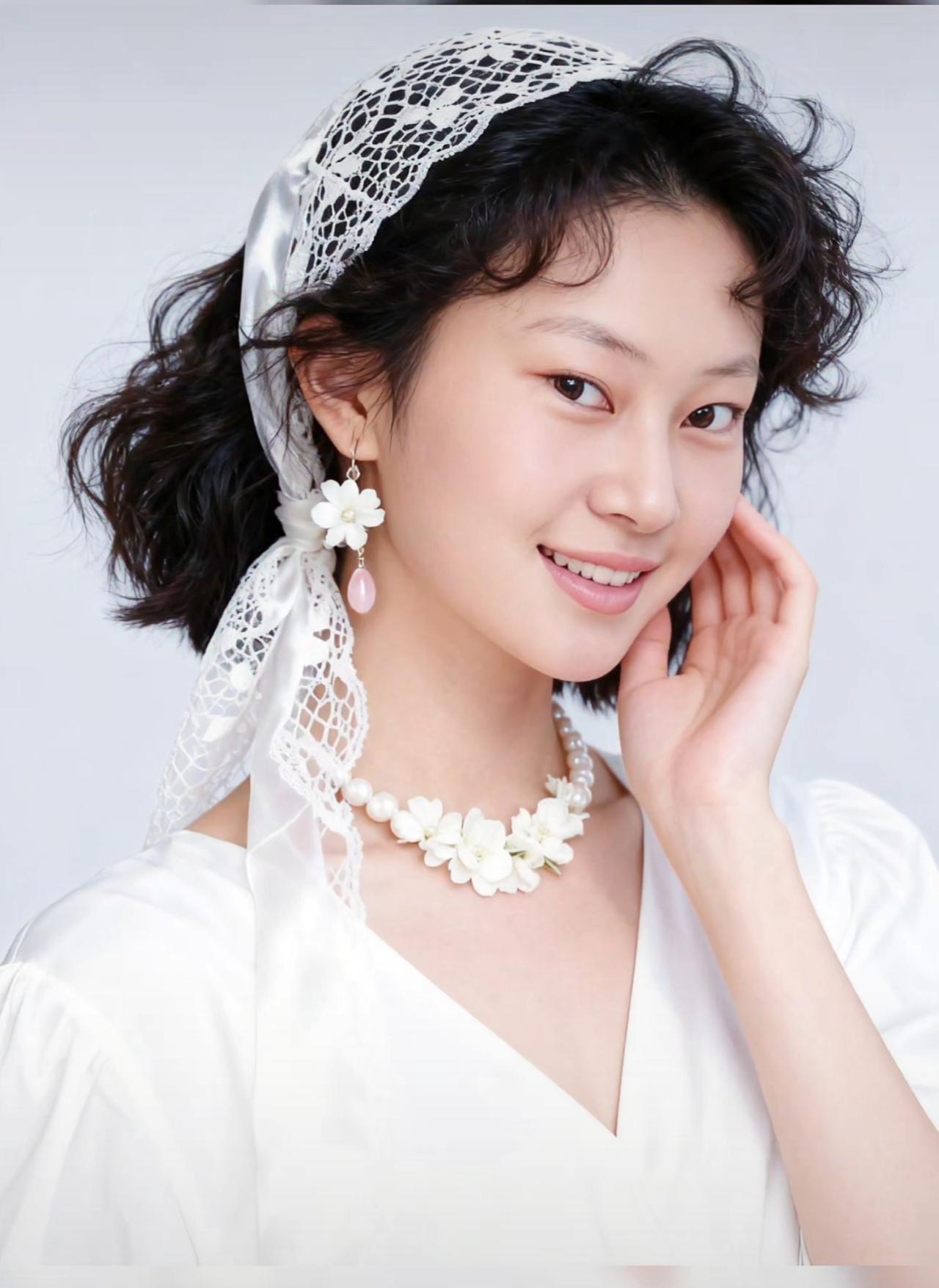 温柔甜美的复古风穿搭，珍珠项链和蕾丝头巾完美搭配，尽显优雅气质。