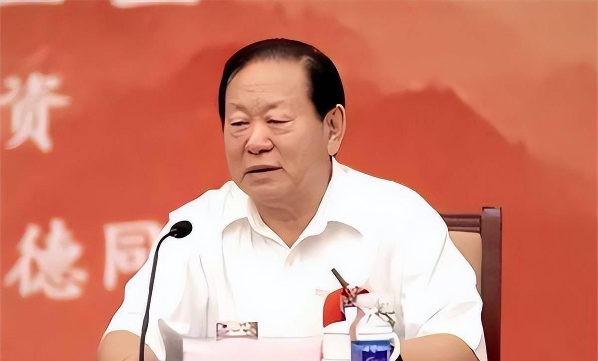 1990年春天，李鹏总理给能源部部长胡富国打电话“老彭，你的夫人为何在烧锅炉啊？