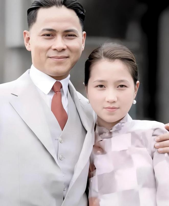 殊不知这张看着温情脉脉的情侣照，却是他们人生的最后“高光”。1939年李士群搂着