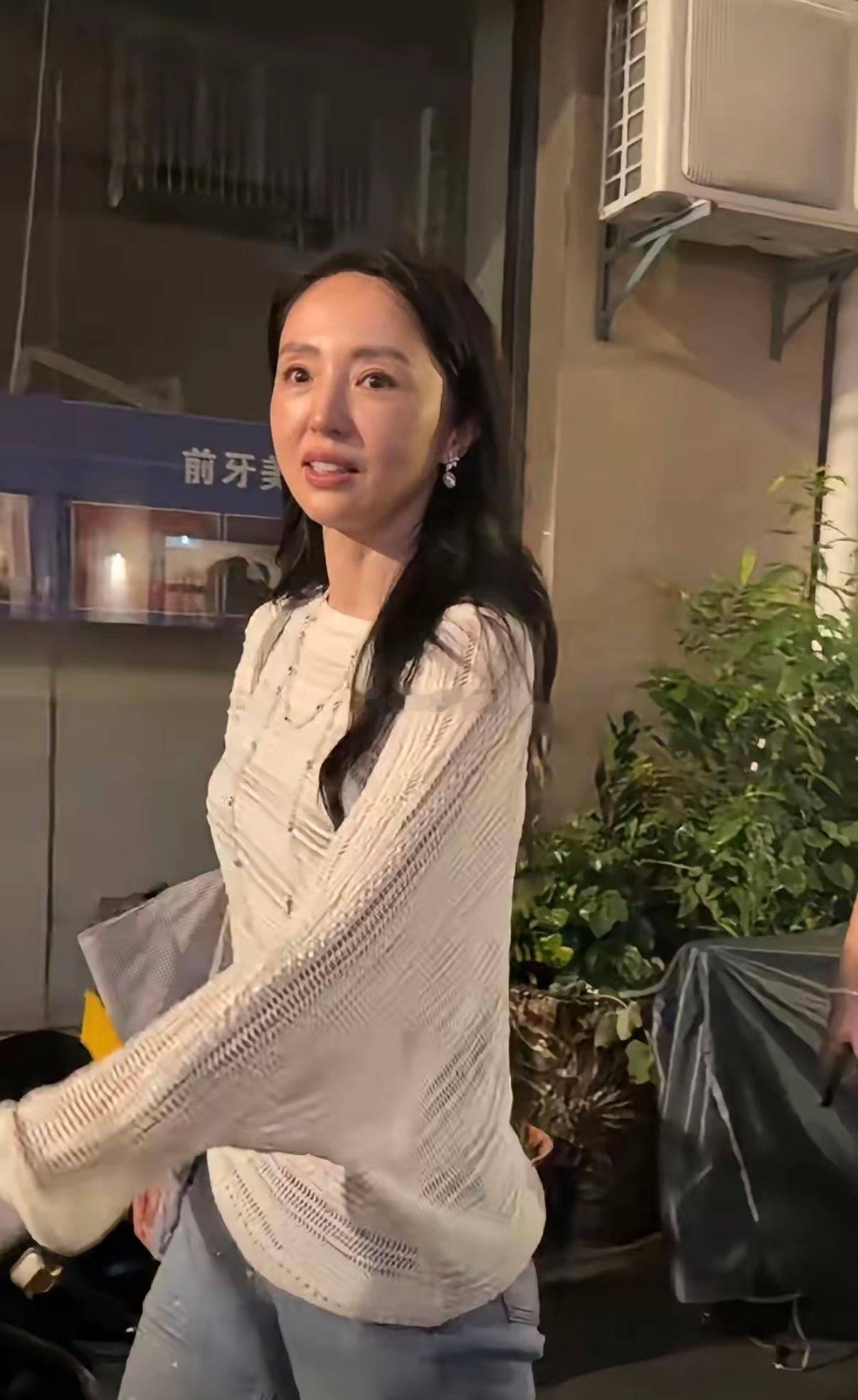 46岁的董璇在厦门被偶遇，原相机下并不是很年轻了。皮肤状态略显松弛，但是还是光滑