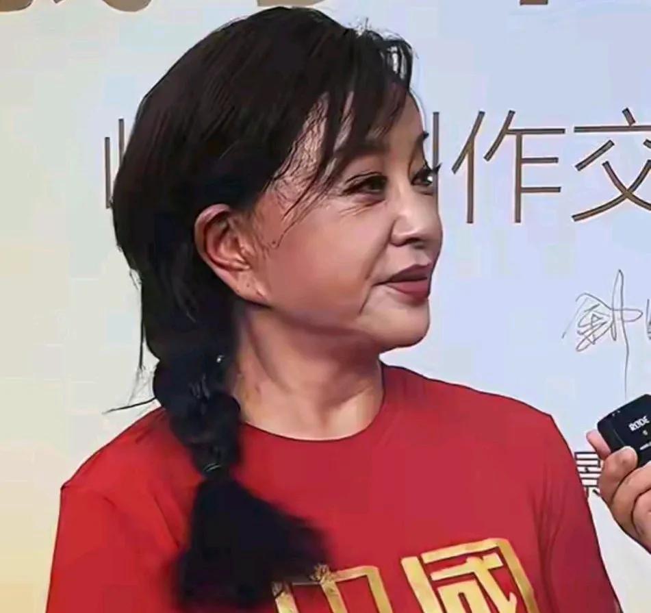 一个70多岁的老太太，皮松肉谢的靠爆床笫之事又火了一把。真是让人三观碎一地啊！