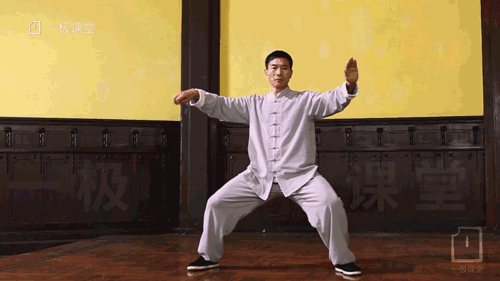 简单且神奇，太极云手竟如此精奥
         云手，就是太极拳中最常见最普通