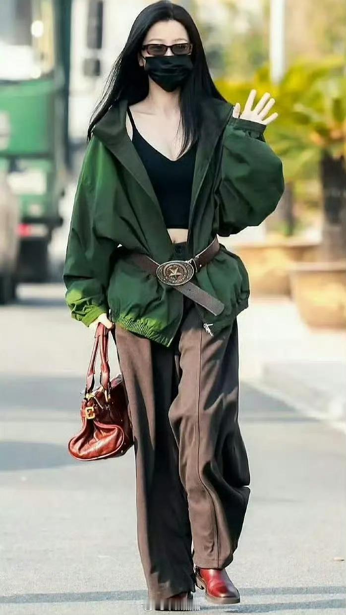 我发现了虞书欣每天开工look的特点，不是露上半身就是露下半身。反正总要秀一下身