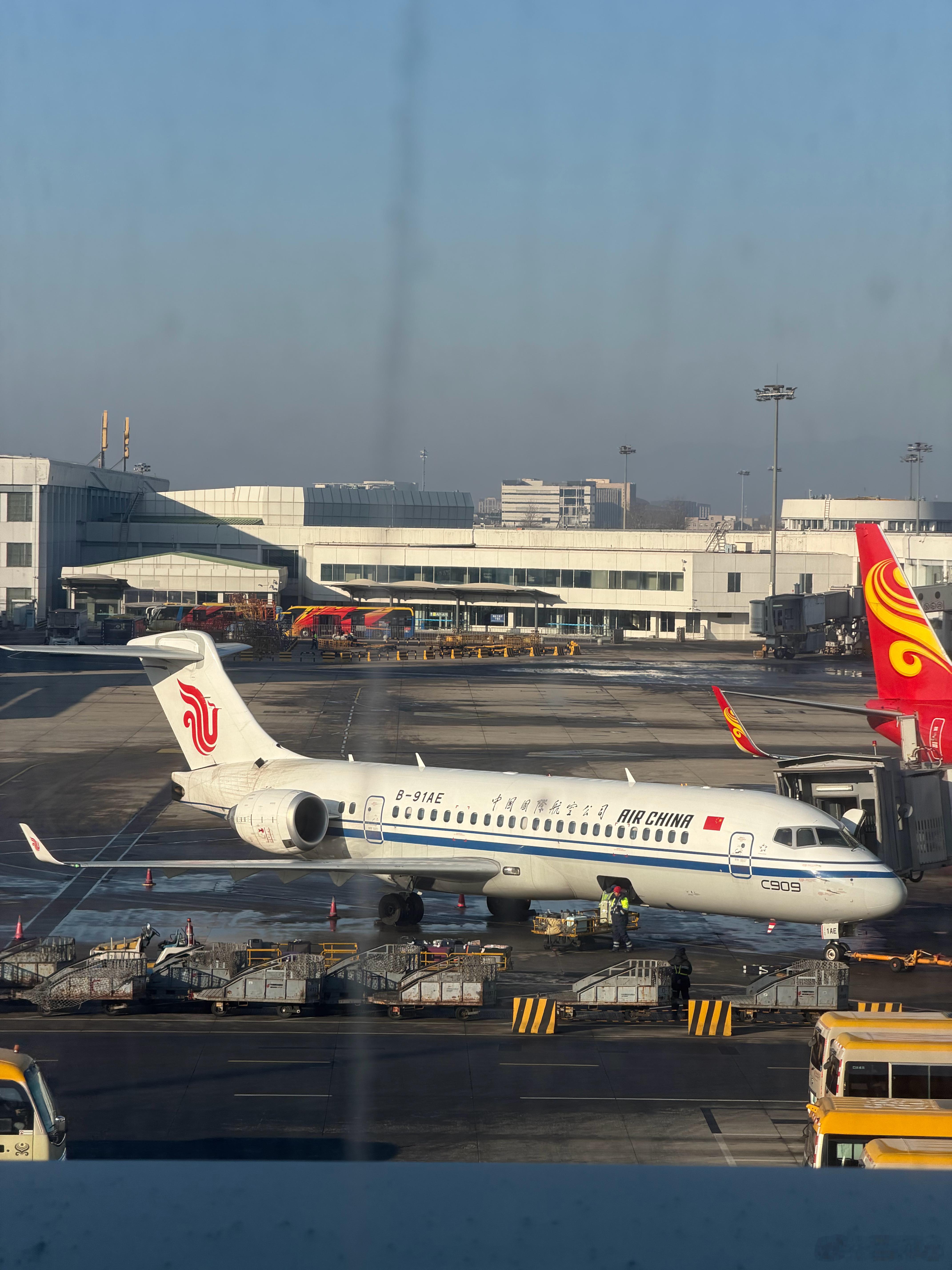 休息室外正好是一架C909 