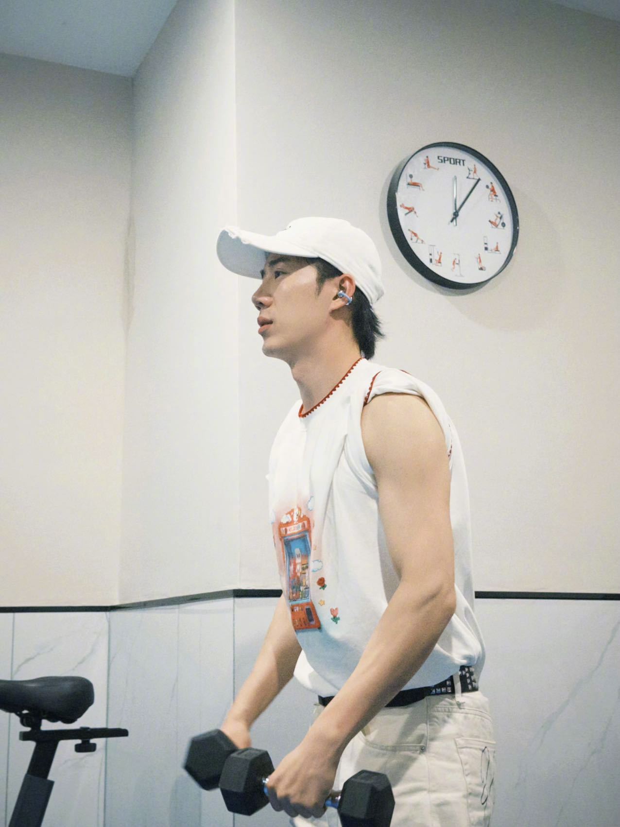 鹭卓晒健身照 今日份的健身照已上线不光会开直播一起带粉丝锻炼，日常健身也会及时报