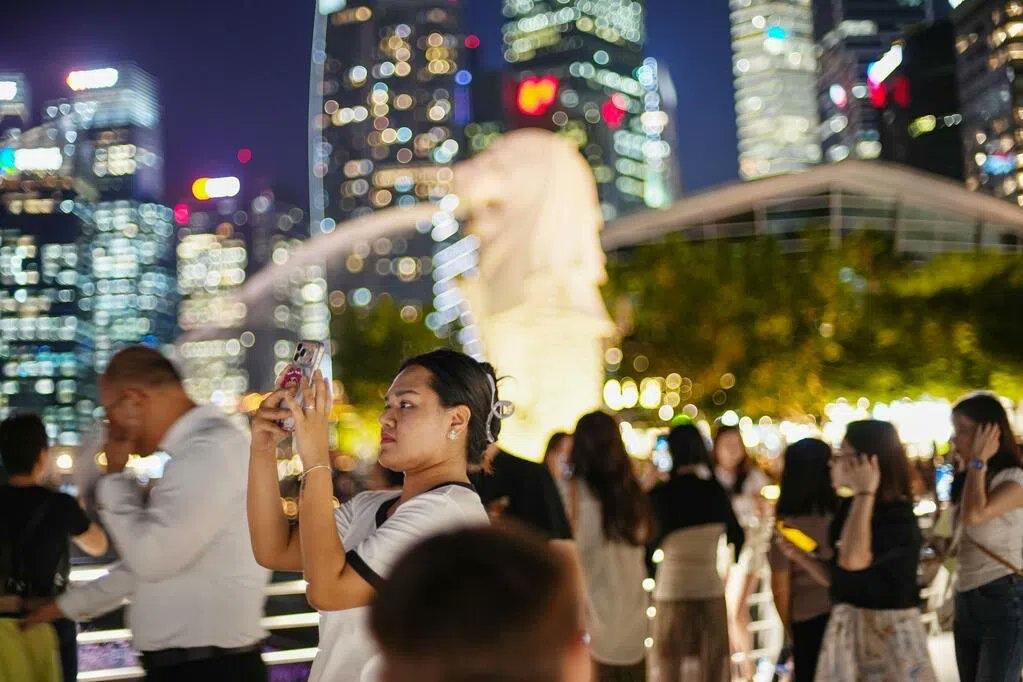 联合早报8月8日报道：“每年七八月中国大陆暑假是新加坡本地旅游旺季，今年却似乎热