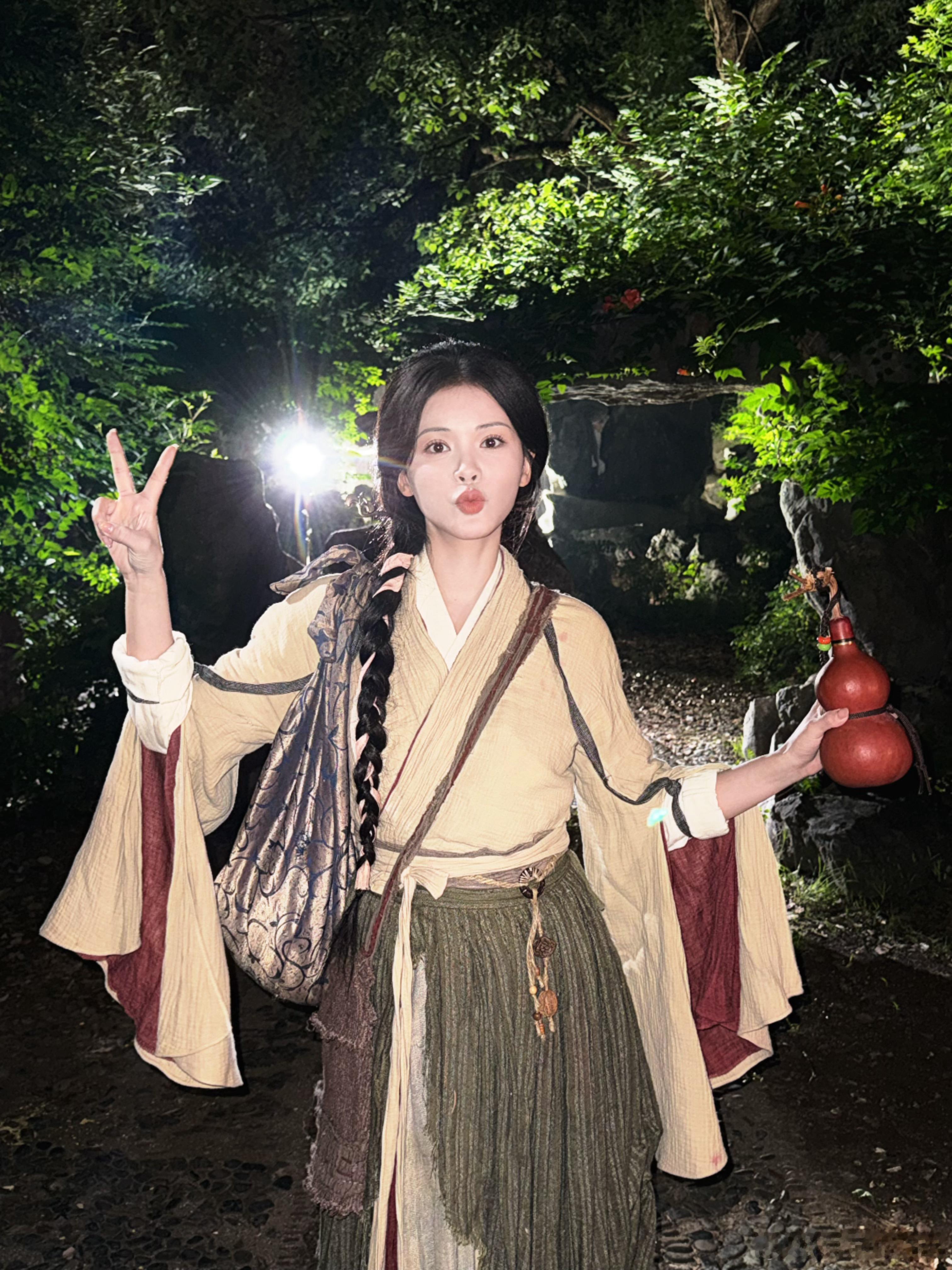 杀青快乐 荣泽兰💙🎉又一段旅程结束啦，很幸运又碰见了一个超级友爱的剧组～👯