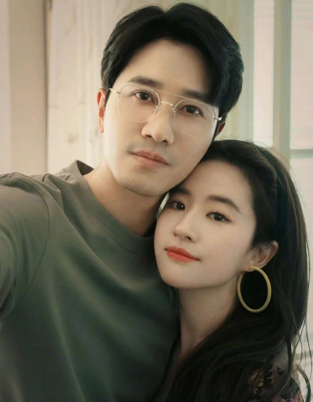 “男人打断腿都要记住，妻子比所有的关系都更为重要。谁亲都不如老婆亲，父母给了我们