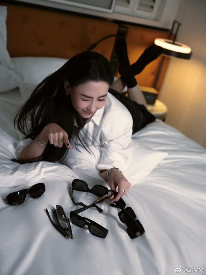 张柏芝有好多墨镜 张柏芝到底多爱墨镜啊，出门带一堆慢慢选这个操作也太真实了，完全