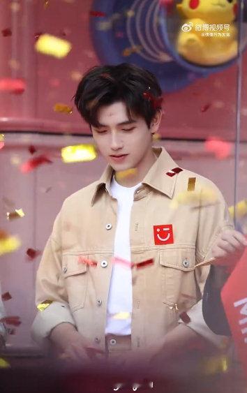 #陈飞宇 彩带雨#看看这路透，陈飞宇在彩带雨中简直就是个小太阳！颜值爆表，笑容迷
