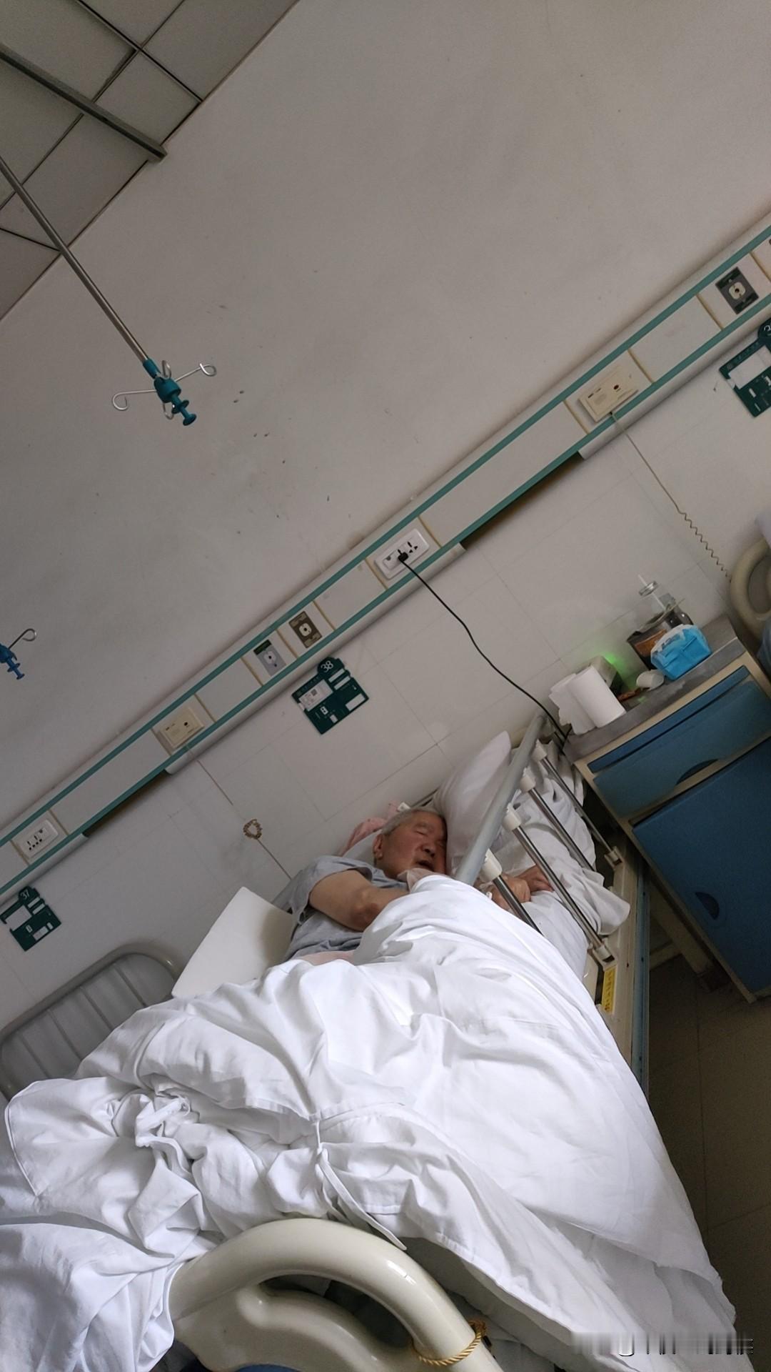父亲昨天终于出院了。
住院八天，把他难受坏了！不仅仅是身体病痛，需要躺在病床上，