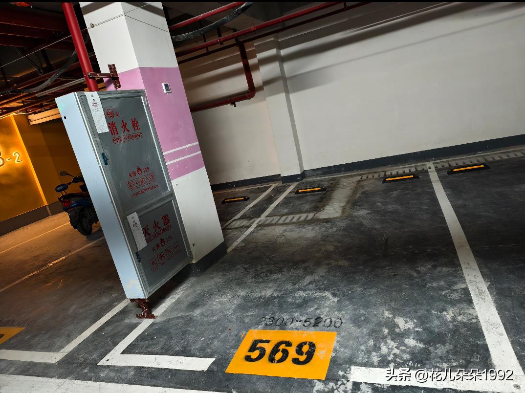 当时买车位时候，地下室车库还在修，不给看实际情况，各个业主都是在图纸上选的车位。