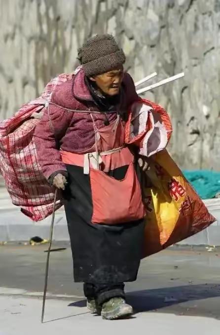 这位大娘80岁，生了二个不孝之子，只知道自开小汽车享受，对母亲不管不顾，老人依靠