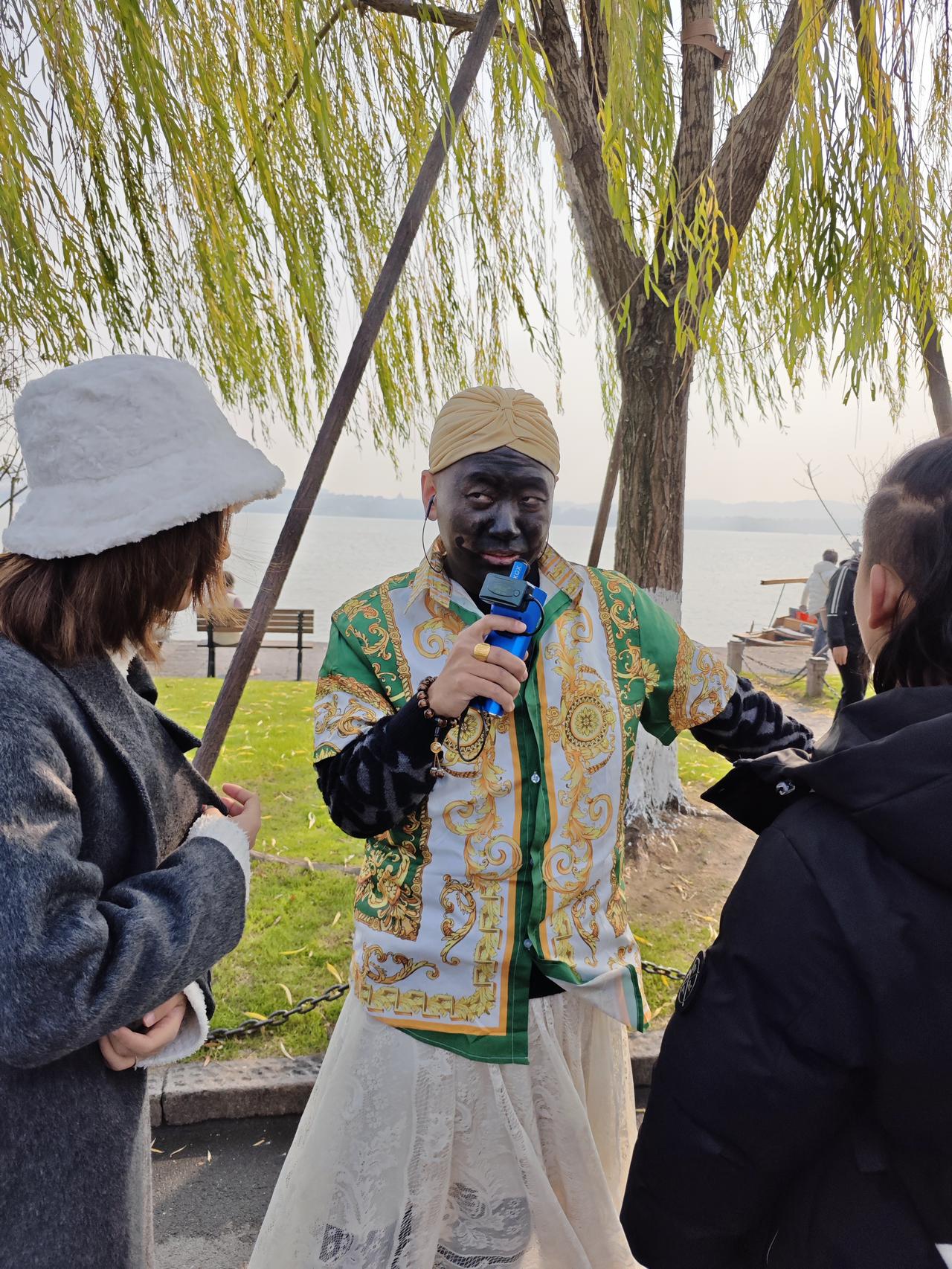 断桥是杭州西湖白堤上最著名的景点之一，无论春夏秋冬还是酷暑严寒断桥上都是人潮涌动